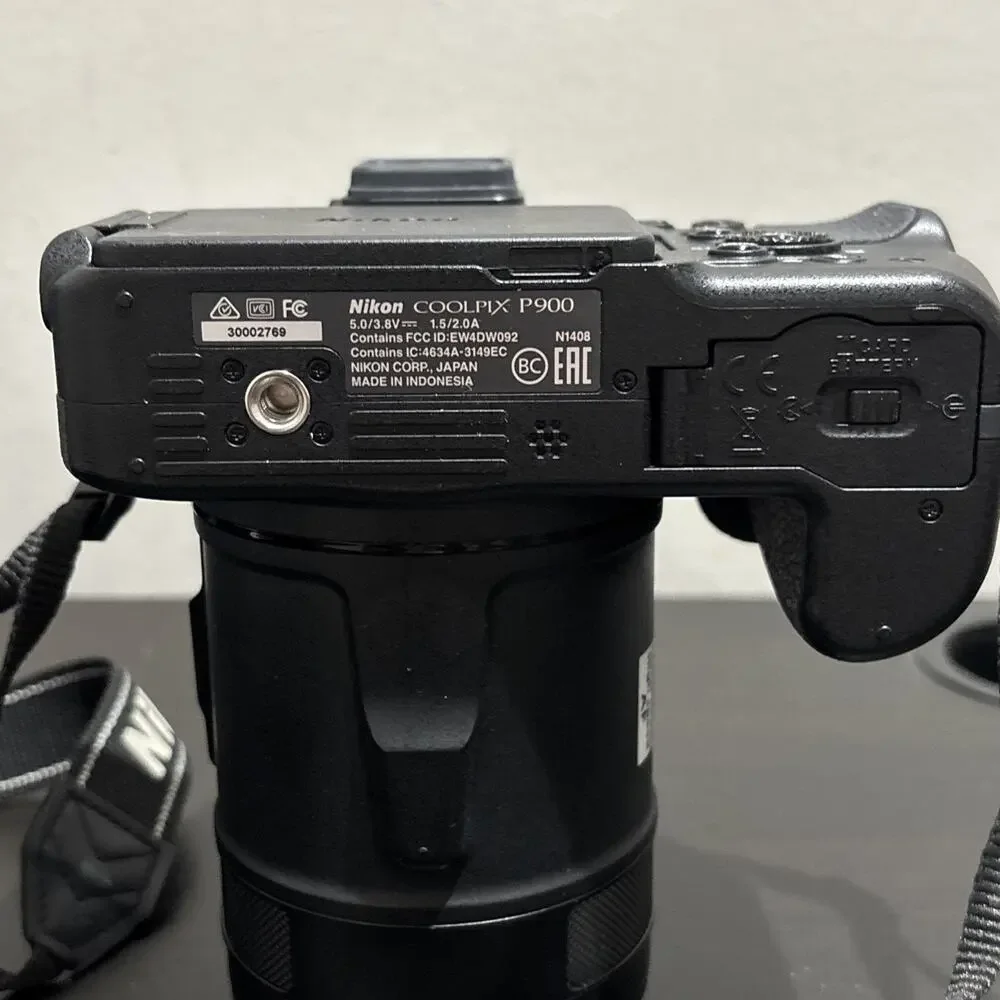 Nikon coolpix P900 Digital Camera 16MP 83x Optical Zoom With Bag & Accessories